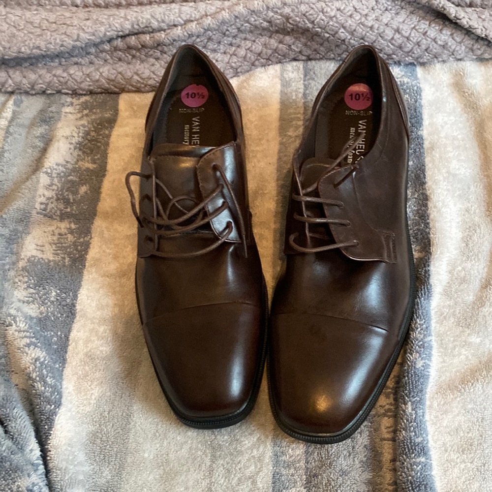 Selling a pair of Van Heusen non slip shoes in very hood condition!